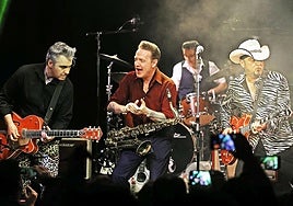 Imagen de los integrantes del grupo Los Rebeldes en uno de sus conciertos.