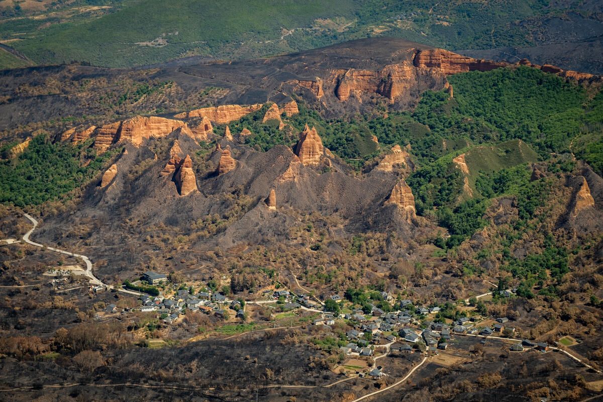 Imagen aérea del territorio calcinado por el fuego en el paraje berciano de Las Médulas.