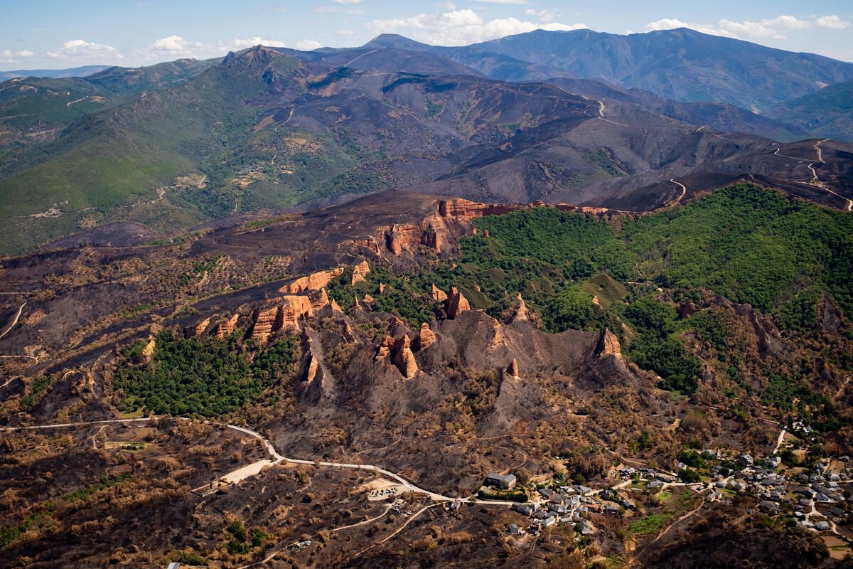 Imagen aérea del territorio calcinado por el fuego en el paraje berciano de Las Médulas.