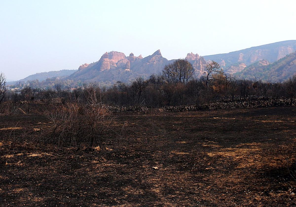 Efectos del incendio iniciado en la localidad de Yeres, y que ha afectado al paraje de Las Médulas.