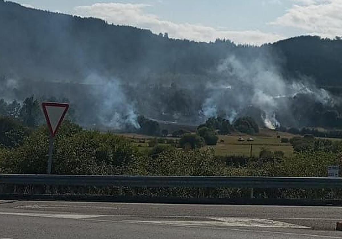 Imagen del incendio declarado este jueves, 4 de septiembre, en el término municipal de Berlanga del Bierzo.