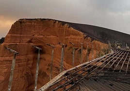 Imagen del mirador de Orellán de Las Médulas calcinado por el fuego.