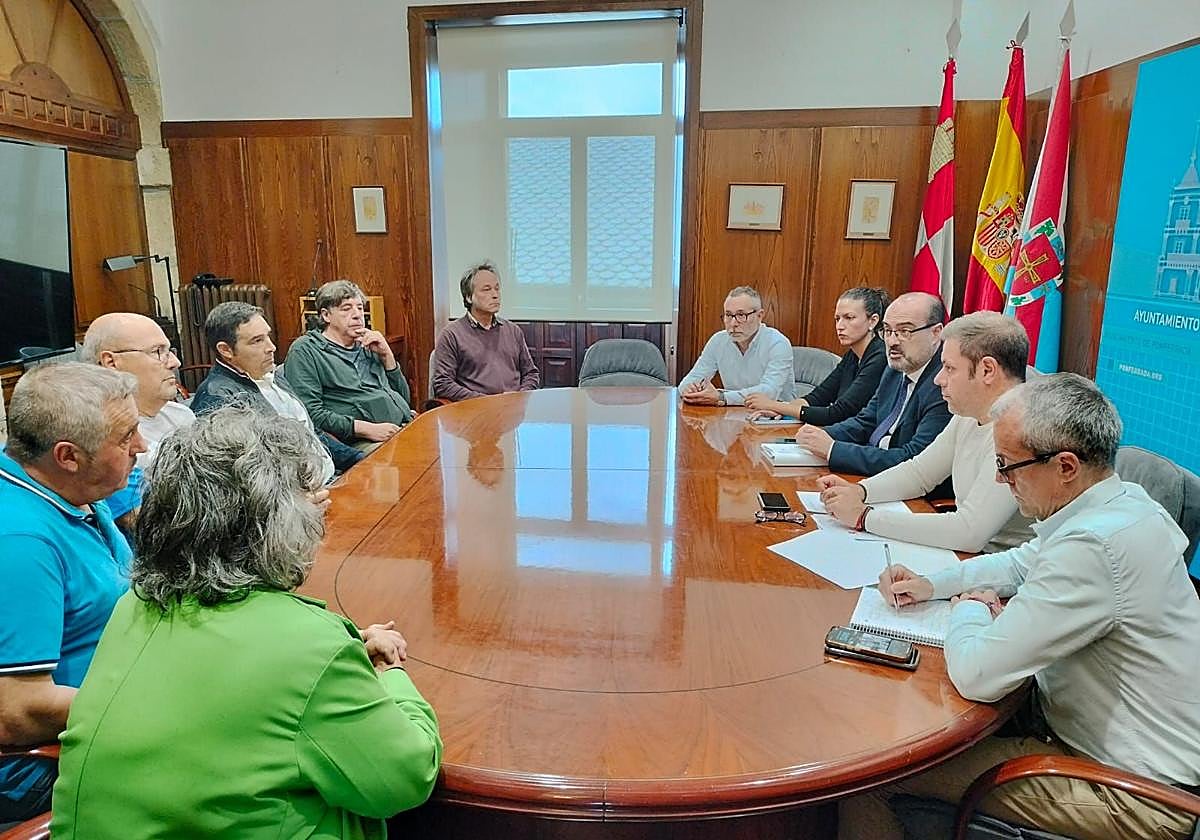 Reunión del alcalde y concejales del equipo de gobierno con los pedáneos de los pueblos afectados por los incendios en Ponferrada.