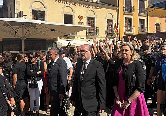 Imagen de las autoridades dirigiéndose a la plaza de La Encina, mientras los protestantes les dan la espalda al grito de «incompetentes».
