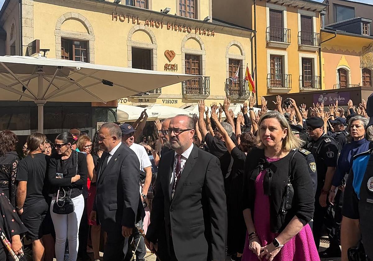 Imagen de las autoridades dirigiéndose a la plaza de La Encina, mientras los protestantes les dan la espalda al grito de «incompetentes».