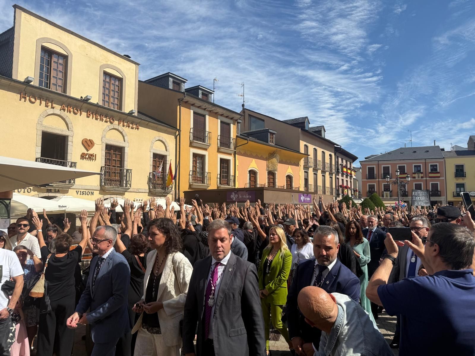 Imagen de la concentración ciudadana para protestar sobre la gestión de los incendios en el día de El Bierzo.