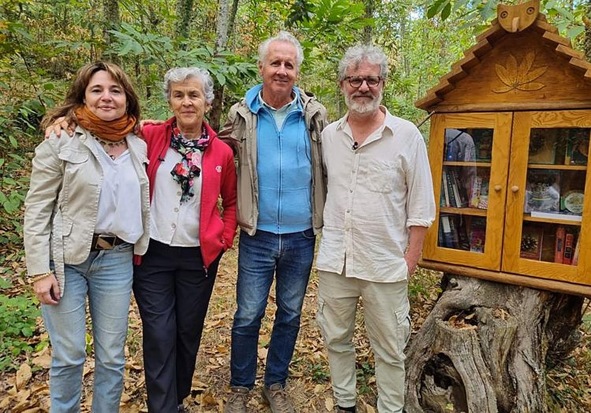 El periodista Lorenzo Milá junto a miembros de la Asociación Bierzo Vivo.