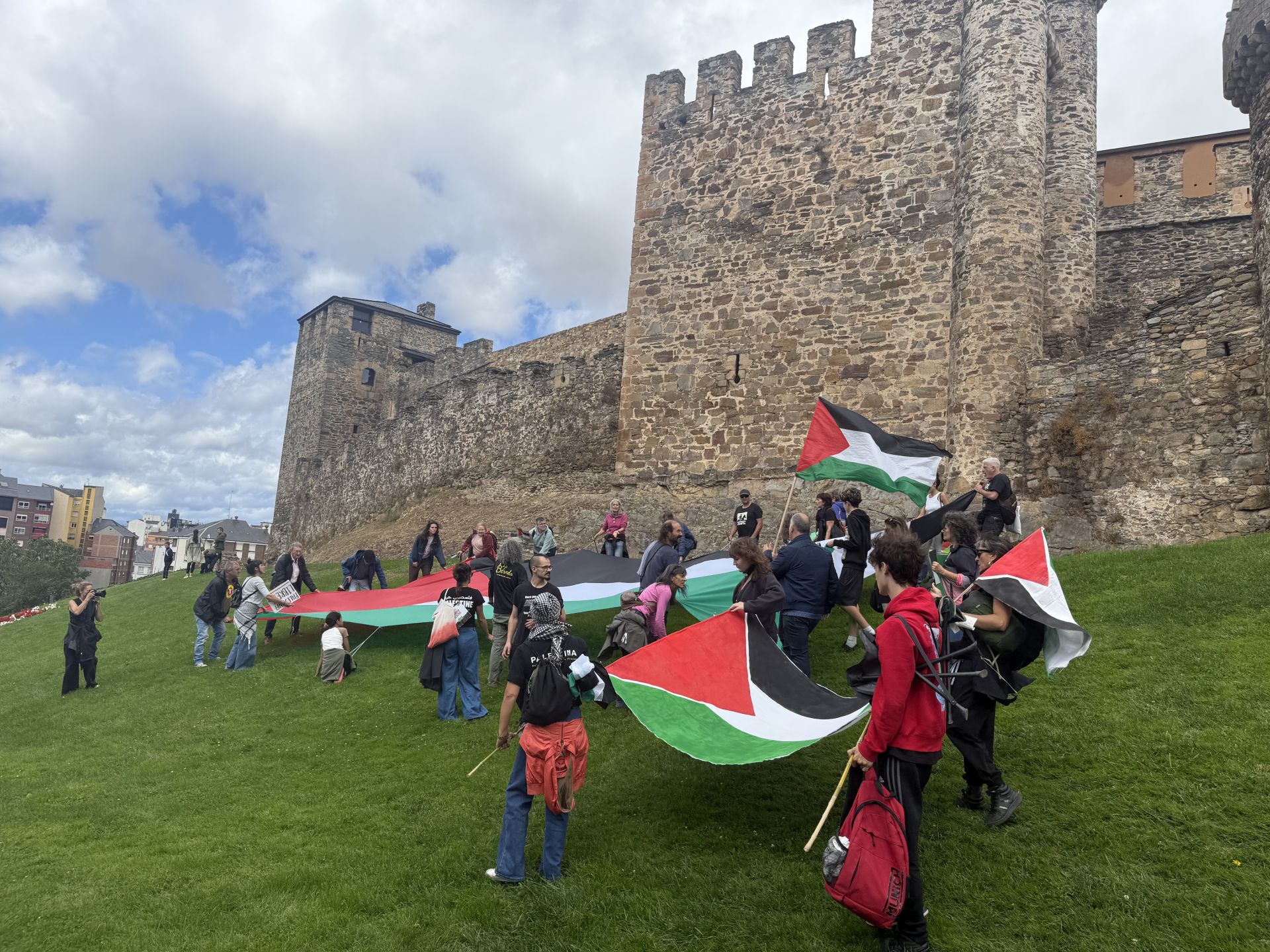 Miembros del colectivo Bierzo Solidario con Palestina durante el acto de protesta protagonizado junto al Castillo de los Templarios de Ponferrada.