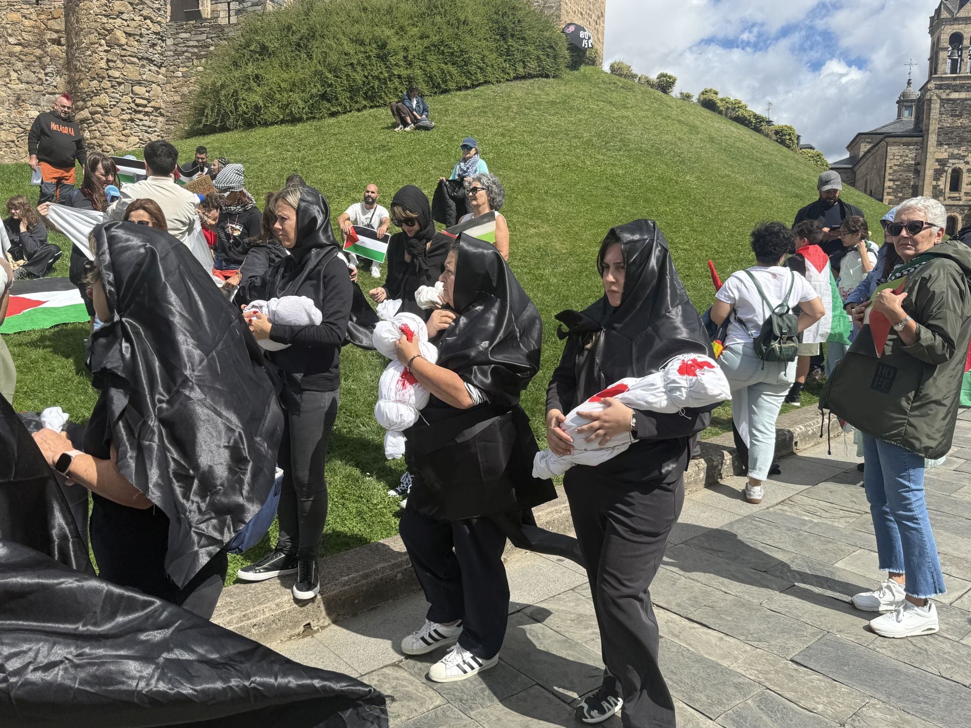 Miembros del colectivo Bierzo Solidario con Palestina durante el acto de protesta protagonizado junto al Castillo de los Templarios de Ponferrada.