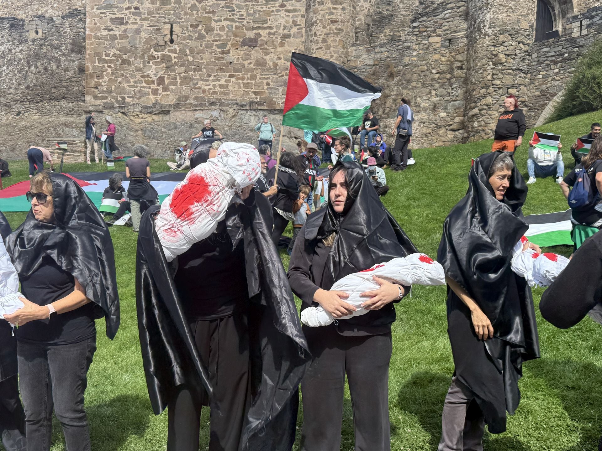 Miembros del colectivo Bierzo Solidario con Palestina durante el acto de protesta protagonizado junto al Castillo de los Templarios de Ponferrada.