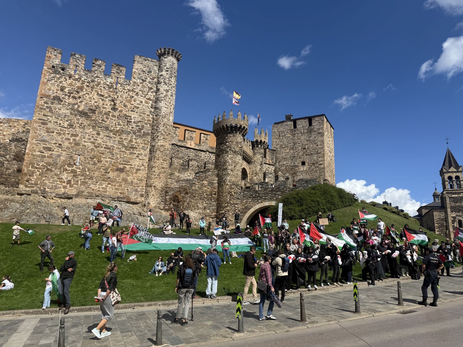 Miembros del colectivo Bierzo Solidario con Palestina durante el acto de protesta protagonizado junto al Castillo de los Templarios de Ponferrada.