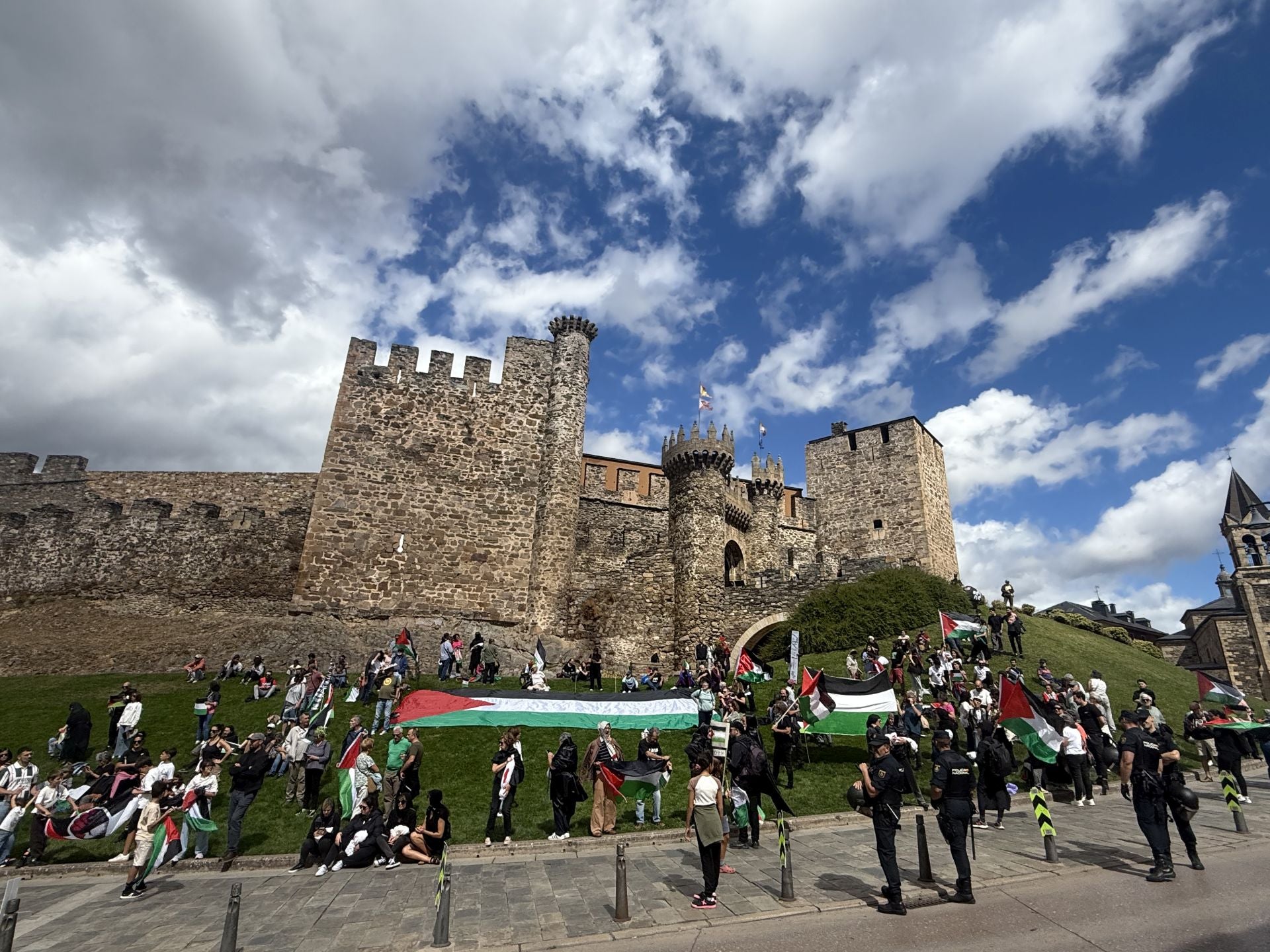 Miembros del colectivo Bierzo Solidario con Palestina durante el acto de protesta protagonizado junto al Castillo de los Templarios de Ponferrada.