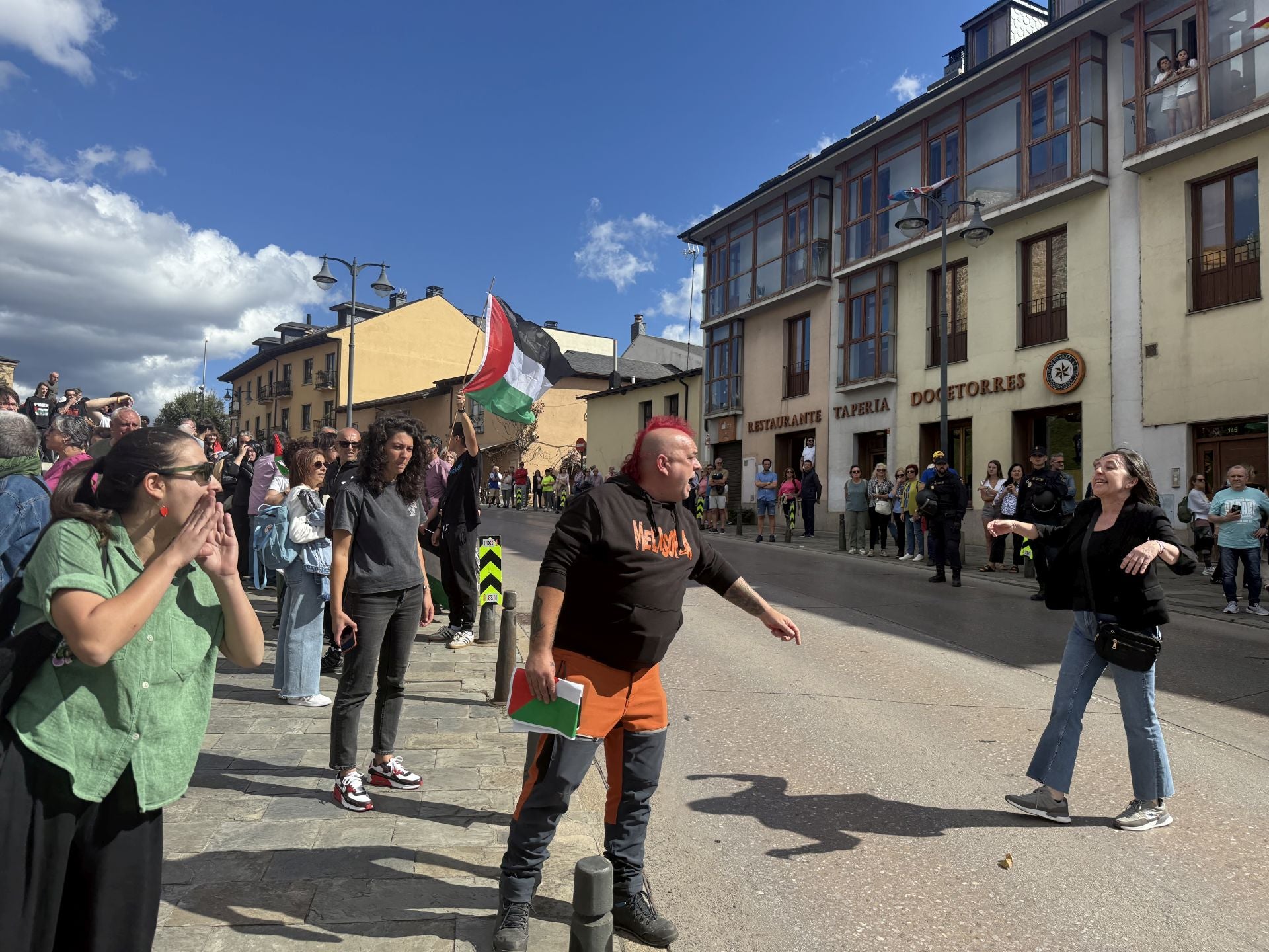 Miembros del colectivo Bierzo Solidario con Palestina durante el acto de protesta protagonizado junto al Castillo de los Templarios de Ponferrada.