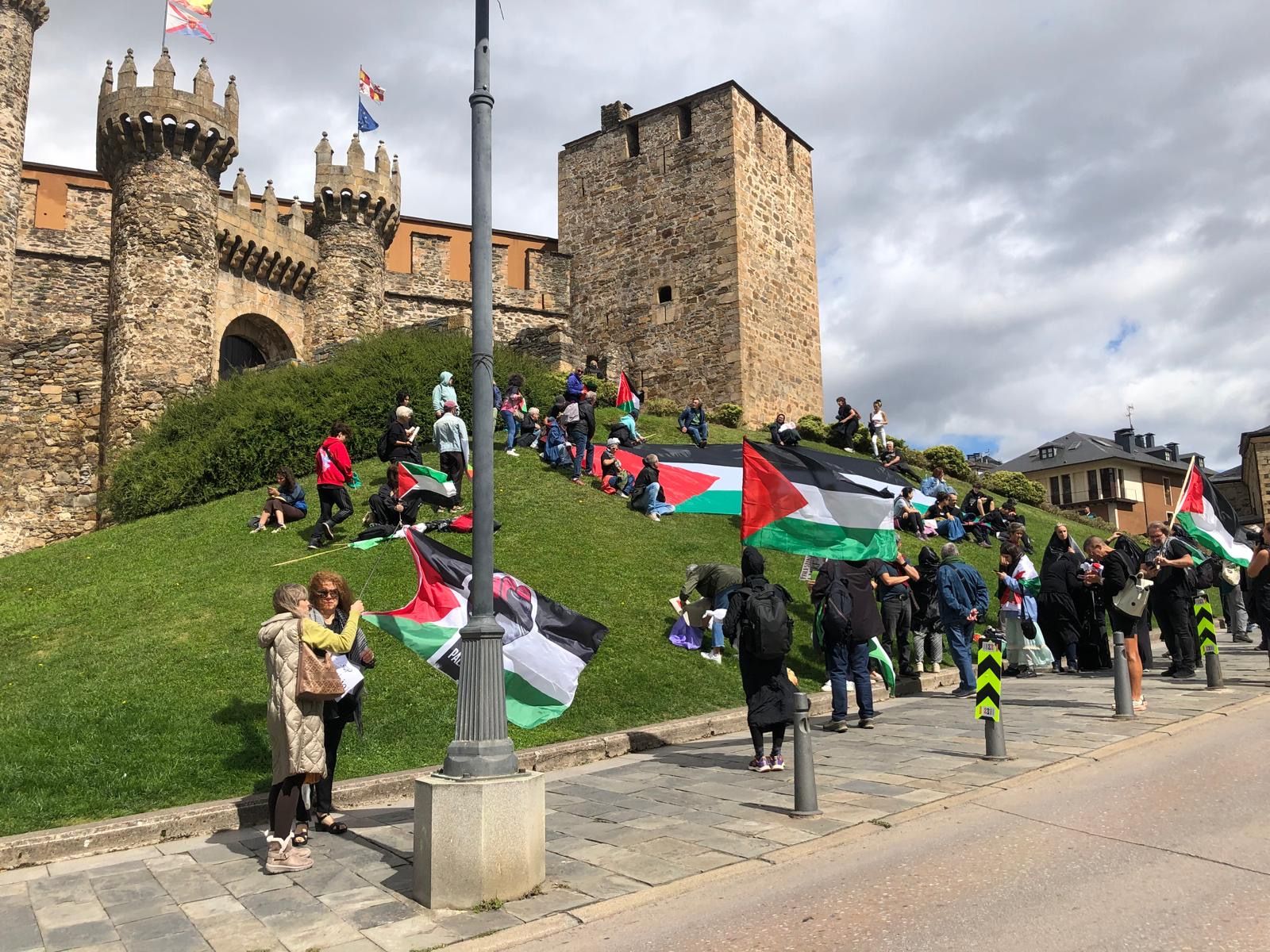 Miembros del colectivo Bierzo Solidario con Palestina durante el acto de protesta protagonizado junto al Castillo de los Templarios de Ponferrada.