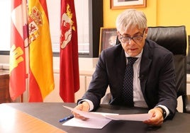 Eduardo Diego en su despacho de la Delegación Territorial de la Junta en León.