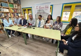 El alcalde de Corullón, Luis Alberto Arias (4I) junto a la nueva familia que ha logrado salvar la escuela del pueblo.