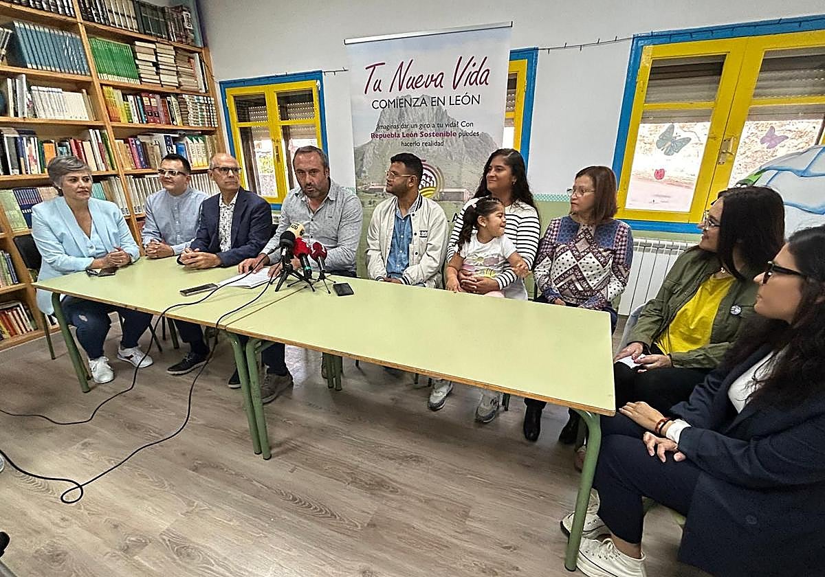 El alcalde de Corullón, Luis Alberto Arias (4I) junto a la nueva familia que ha logrado salvar la escuela del pueblo.