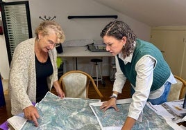 La concejala de Presidencia, Lidia Coca, comprueba sobre el mapa las zonas sne las que se actuará.