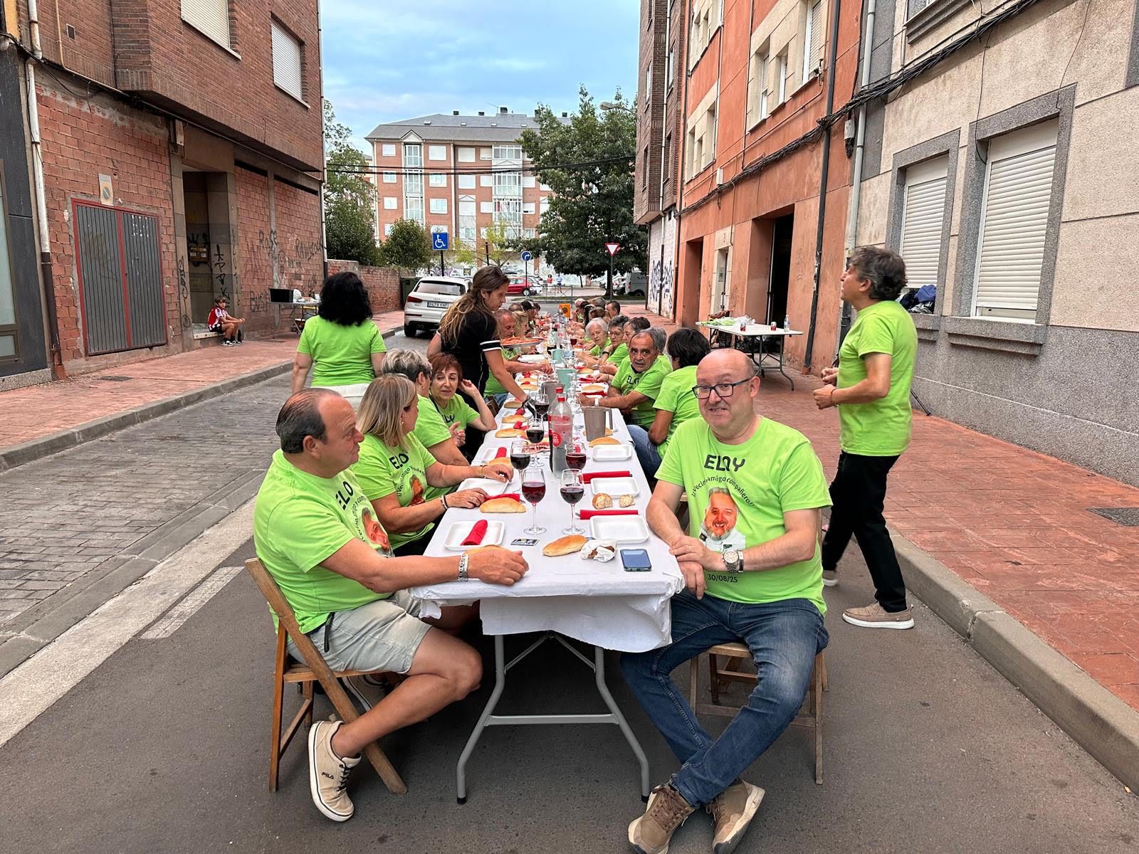 Celebración del reencuentro de los niños que se criaron en la calle Nicomedes Martín Mateos de Ponferrada.