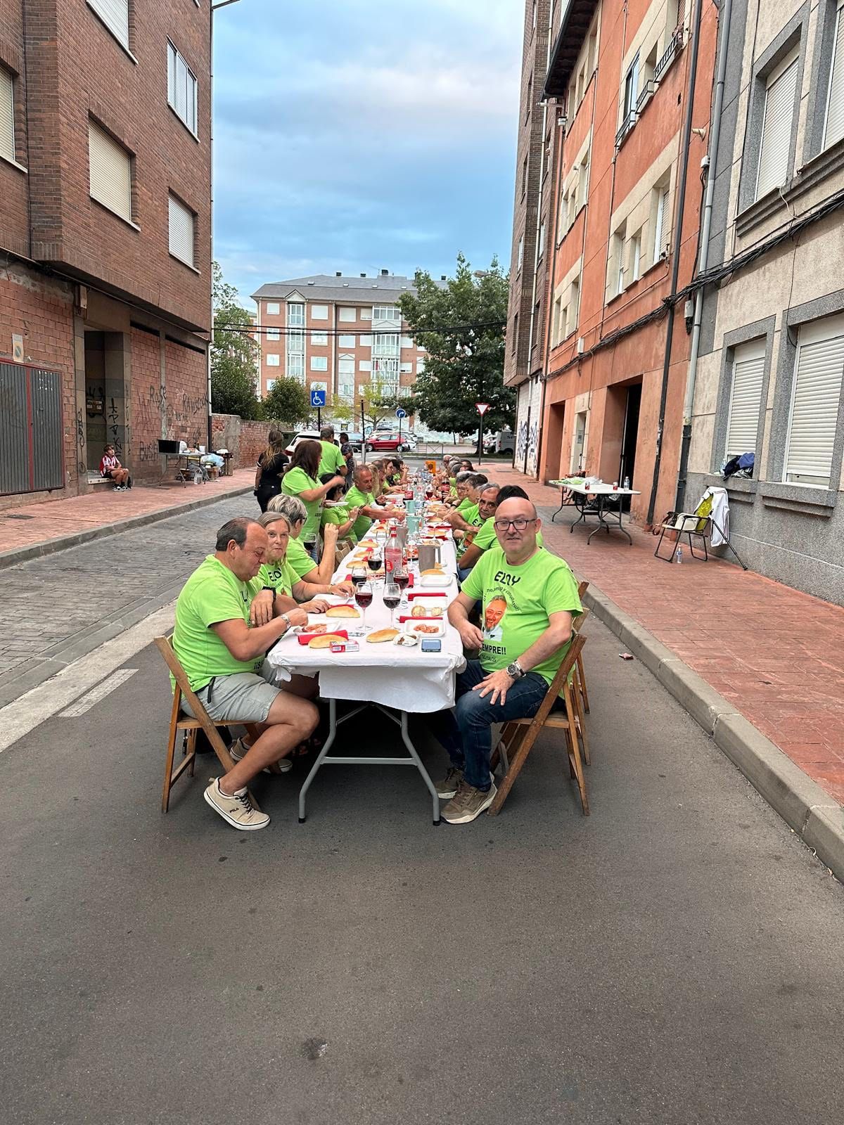 Celebración del reencuentro de los niños que se criaron en la calle Nicomedes Martín Mateos de Ponferrada.