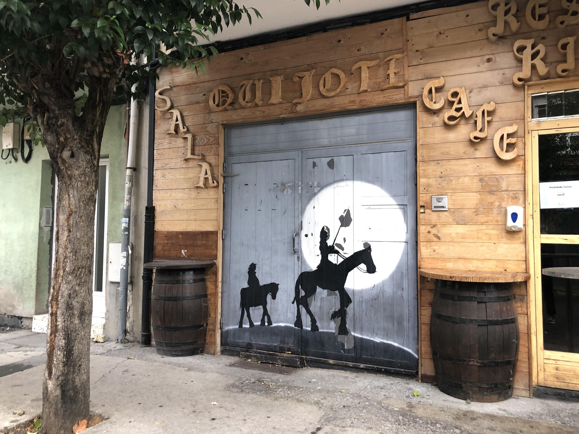 Imagen actual de la fachada del espacio que ocupó la mítica sala de conciertos de Ponferrada en el barrio de Cuatrovientos.