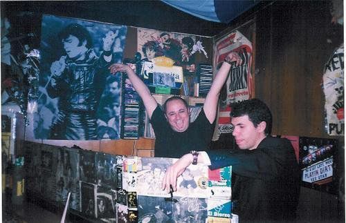 El pinchadiscos y uno de sus amigos en la cabina de la mítica sala de conciertos de la capital berciana.