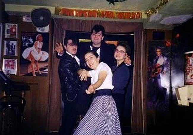Participantes en una de las fiestas de rock and roll Terciopelo Azul de El Quijote.