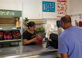 Jeny Quispe despacha a un cliente en el autoservicio de Tremor de Arriba que ha conseguido salvar.