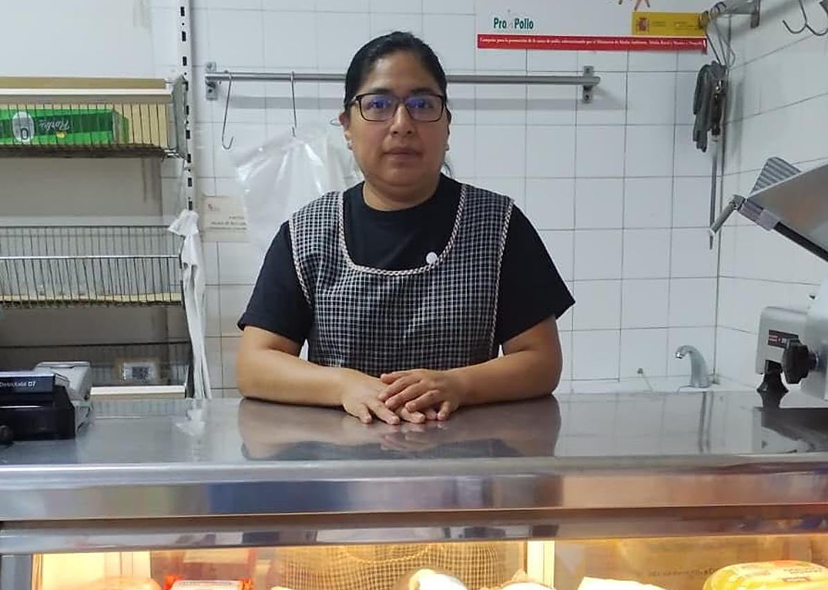 Imagen secundaria 1 - Jeny Quispe junto a su marido y sus hijos, en la tienda y atendiendo a un cliente.