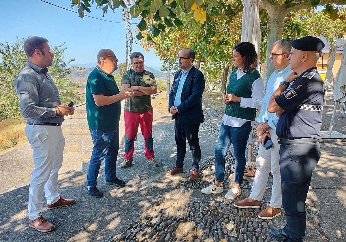 Morala junto con el resto de concejales en la primera visita a los pueblos que fueron desalojados como consecuencia de los incendios del mes de agosto