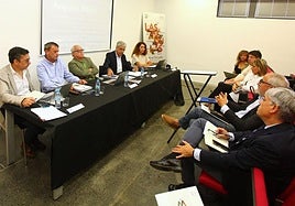 El consejero de Cultura, Turismo y Deporte, Gonzalo Santonja (C), preside la reunión del Equipo Técnico Interdisciplinar de Recuperación de las Médulas.