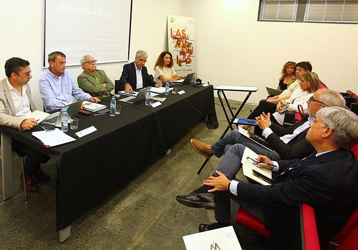 El consejero de Cultura, Turismo y Deporte, Gonzalo Santonja (C), preside la reunión del Equipo Técnico Interdisciplinar de Recuperación de las Médulas.