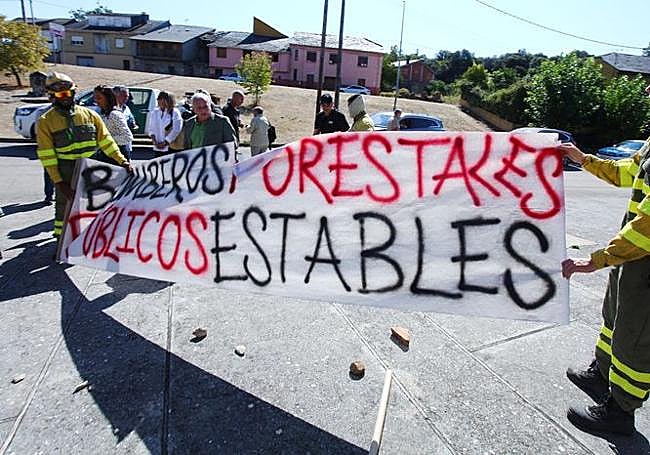 El consejero de Cultura, Turismo y Deporte, Gonzalo Santonja, junto a varios operarios forestales a la salida de la reunión del Equipo Técnico Interdisciplinar de Recuperación de las Médulas.C