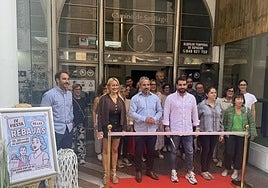 Imagen de la inauguración de la IV edición de la Fiesta de las Rebajas organizada por la Asociación El Centro Mola.