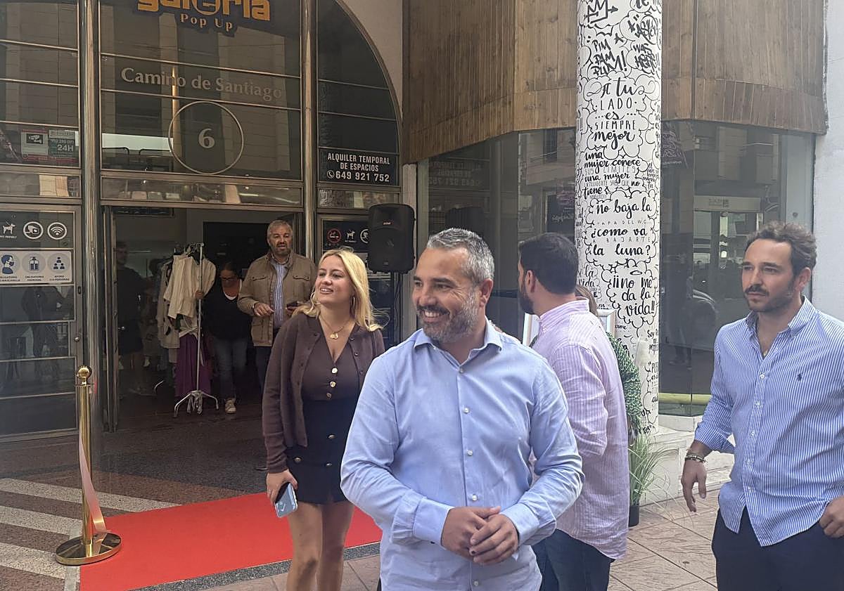 Imagen principal - Imagen de la inauguración de la IV edición de la Fiesta de las Rebajas organizada por la Asociación El Centro Mola.