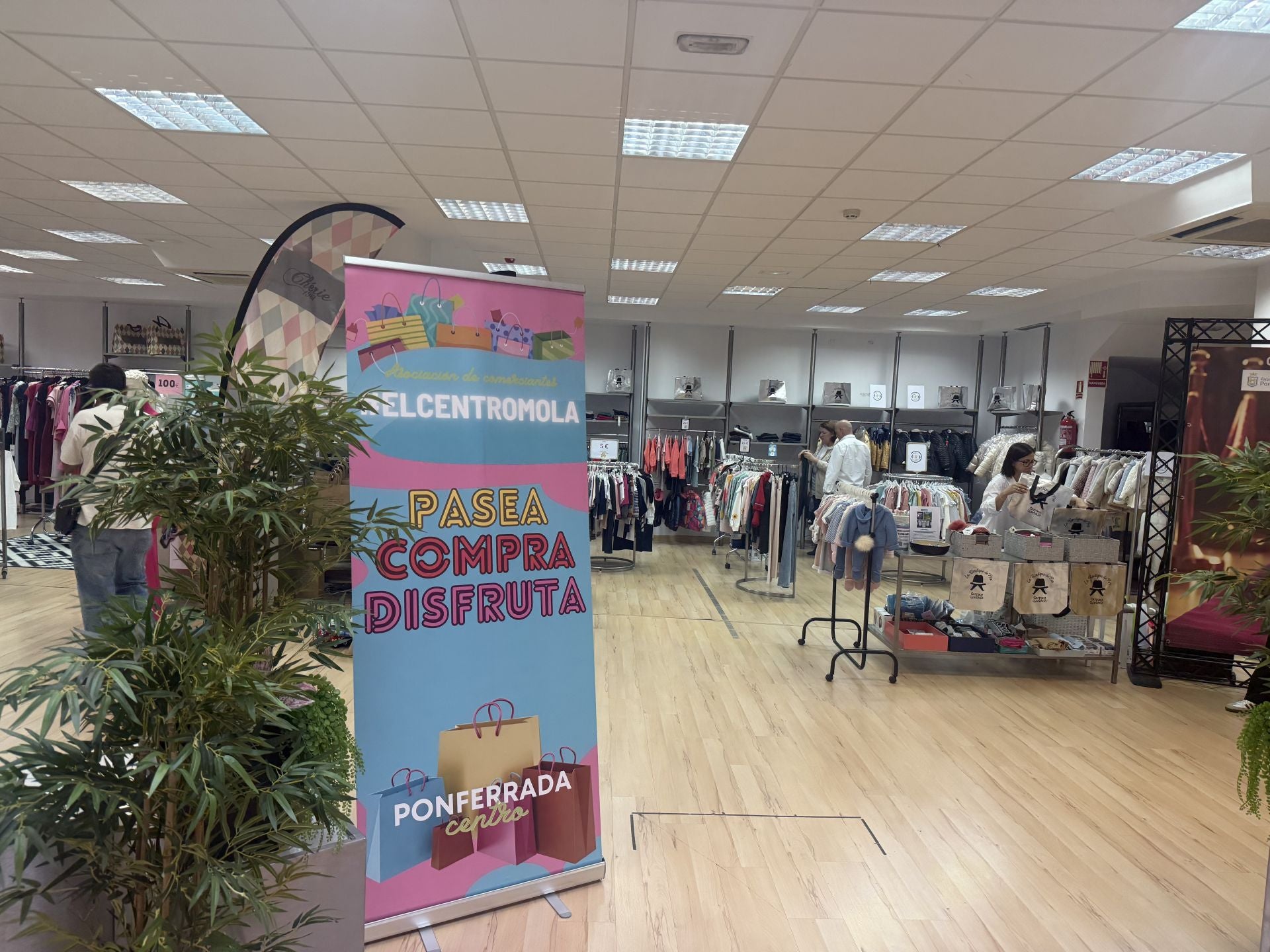 Imagen secundaria 2 - Imagen de la inauguración de la IV edición de la Fiesta de las Rebajas organizada por la Asociación El Centro Mola.