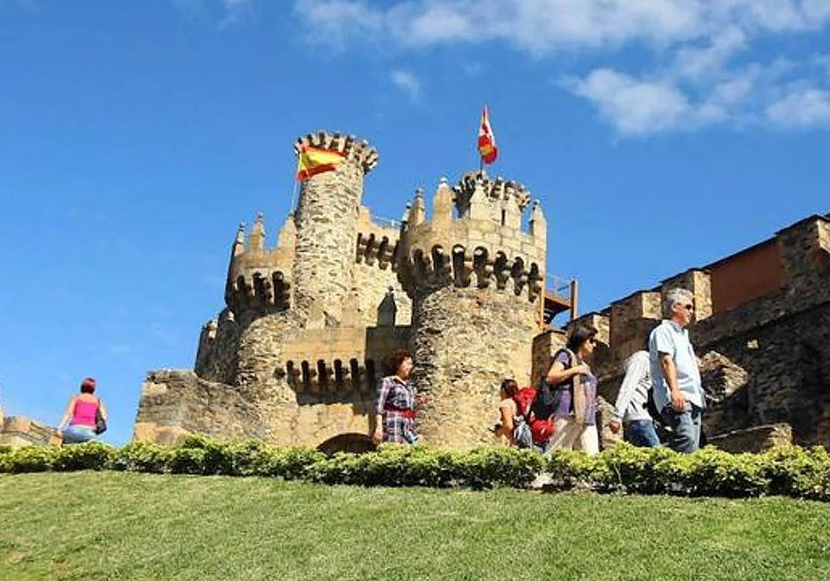 Visitantes en el Castillo de los Templarios de Ponferrada.