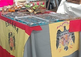 Imagen del puesto de la I Feria de Antigüedades de Ponferrada que tenía a la venta objetos con simbología franquista.