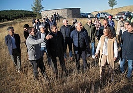 El ministro de Agricultura, Pesca y Alimentación, Luis Planas, visita una explotación ganadera afectada por los incendios forestales en Tremor de Arriba.