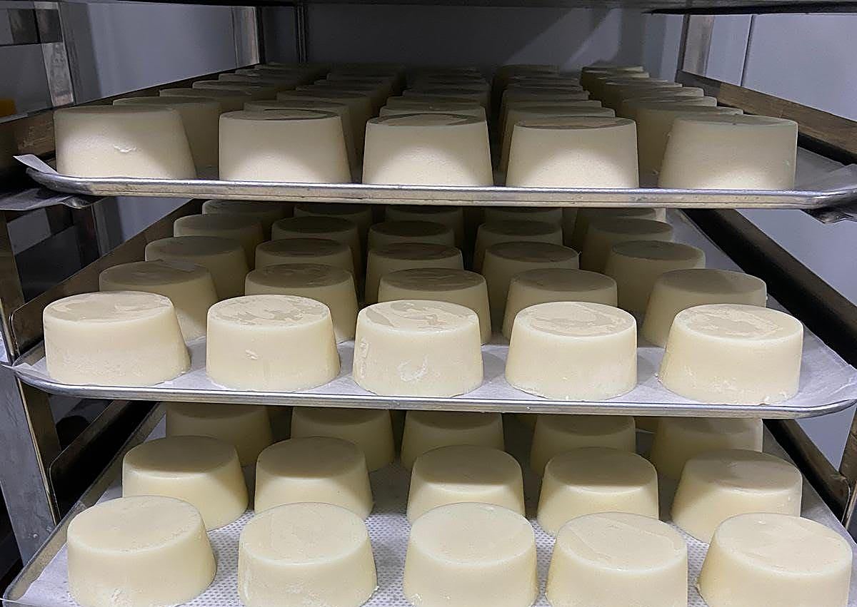 Imagen secundaria 1 - Imágenes del fundador de Help Cosmetics recogiendo el premio y de la elaboración del Hidratante Sólido Corporal de la empresa berciana galardonado.