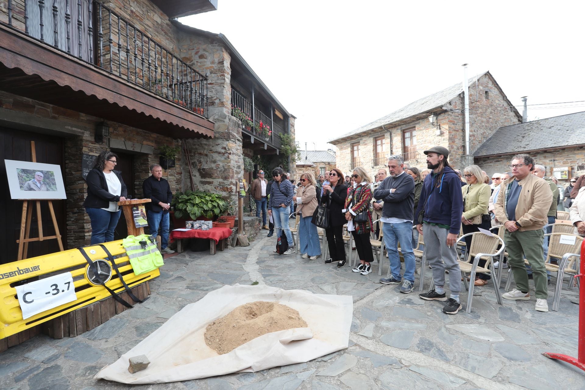 Las imágenes del acto de homenaje al bombero forestal fallecido en Espinoso de Compludo