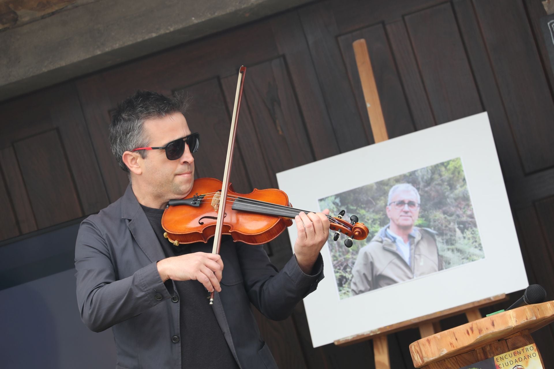 Las imágenes del acto de homenaje al bombero forestal fallecido en Espinoso de Compludo