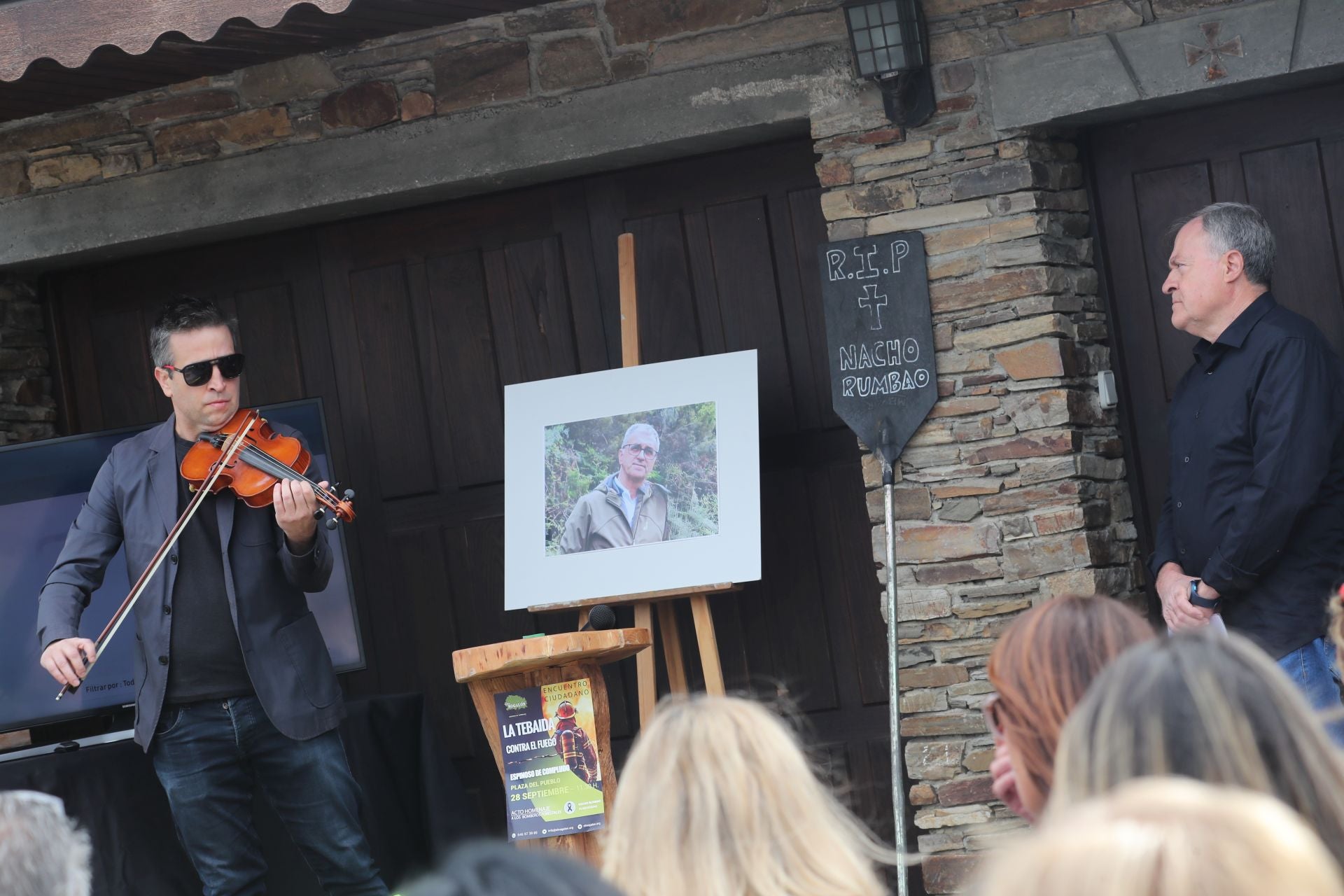 Las imágenes del acto de homenaje al bombero forestal fallecido en Espinoso de Compludo