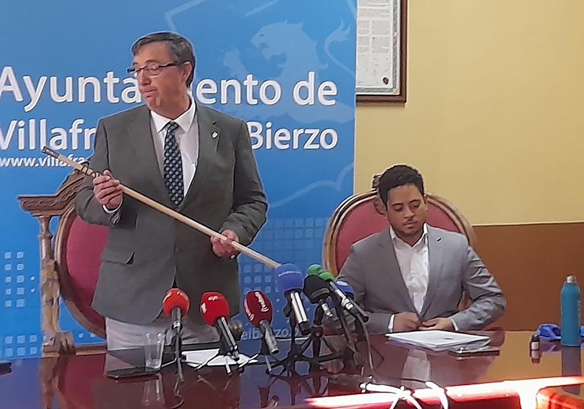 El nuevo alcalde de Villfranca, José Manuel Pereira (I), en su toma de posesión, junto al regidor municipal saliente, Anderson Batista.