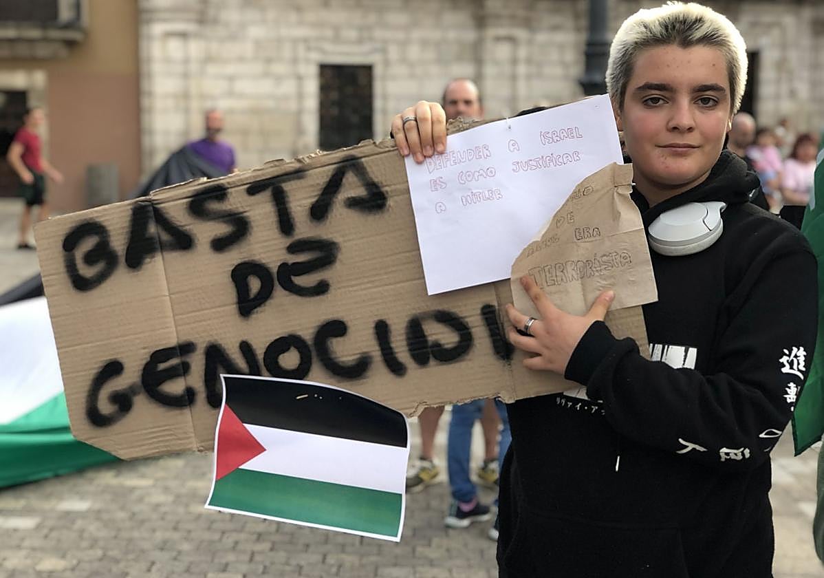 Uno de los participantes en la concentración para exigir la libertad de los miembros de la Flotilla en la plaza del Ayuntamiento de Ponferrada.