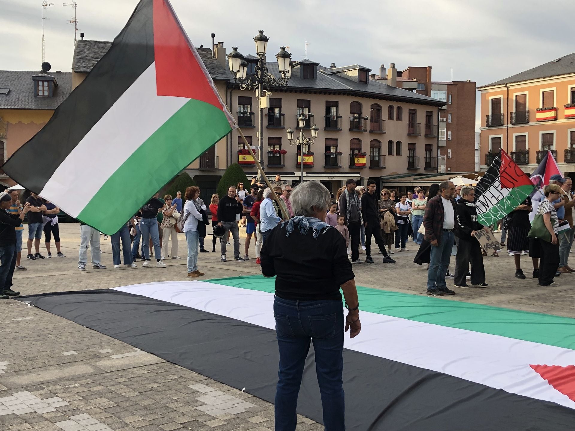 Protesta en Ponferrada para exigir la libertad de los miembros de la Flotilla y el cese del genocidio de Israel en Palestina.