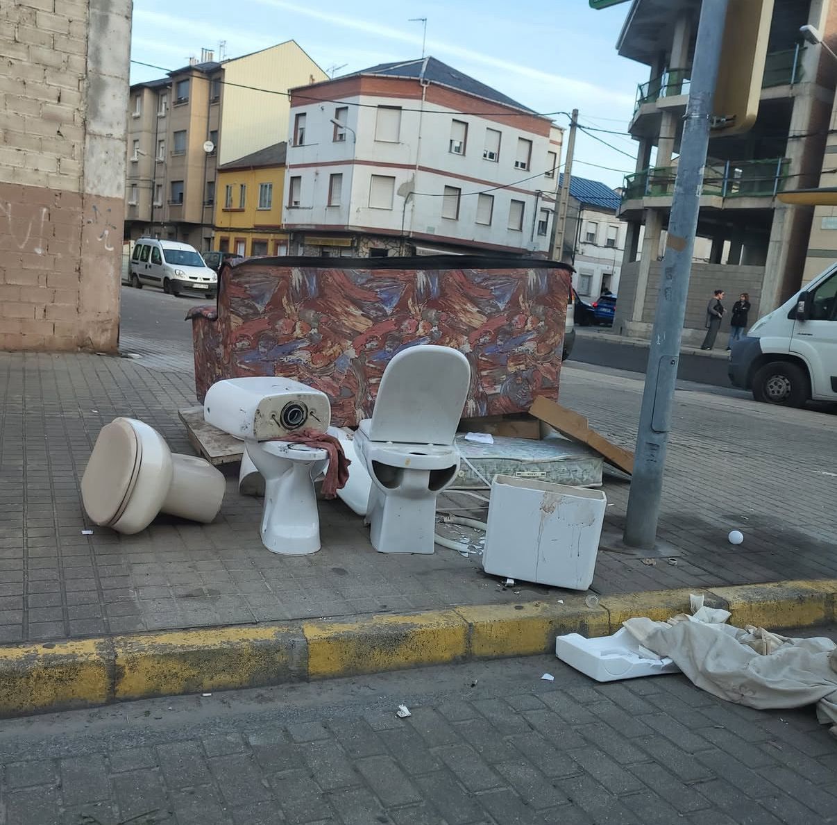 Váteres, colchones y un sofá invaden una calle de Cuatrovientos: «Es una guarrada»