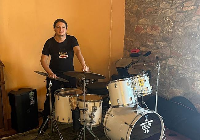 Javi Voces (hijo) junto a su nueva batería en la parte de arriba del restaurante 'O Camiño Real', en Carucedo.