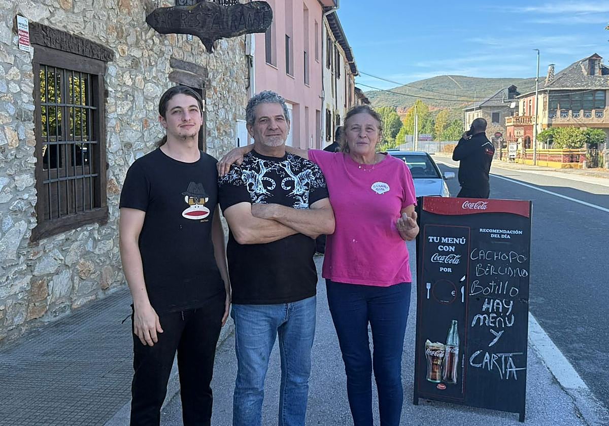 Javi padre e hijo junto a Marga a las puertas del resturante 'O Camiño Real', en Carucedo.