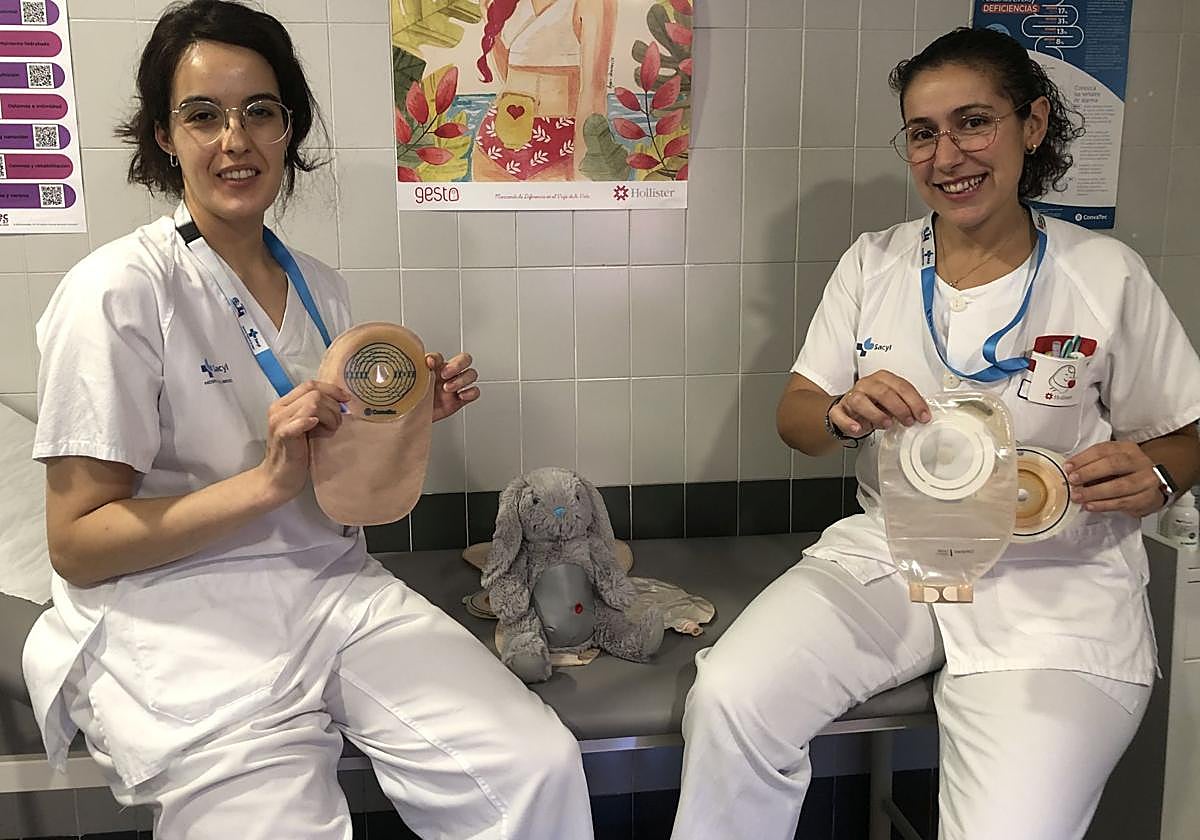 La enfermera estomaterapeuta Sandra Cereijo (D) y Antía Rodríguez (I), enfermera especialista en medicina comunitaria, muestran varias bolsas de ostomía en la consulta del Hospital del Bierzo..